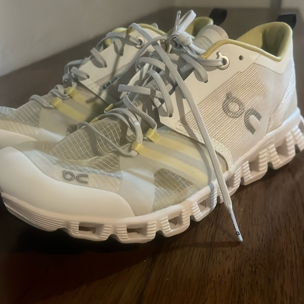 On cloud x shift vapor/acacia women's sneakers